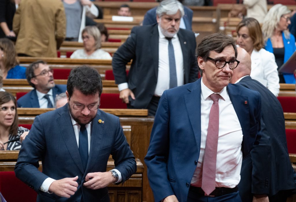 El presidente de la Generalitat, Pere Aragonès, junto a un dubitativo Salvador Illa, jefe de la oposición