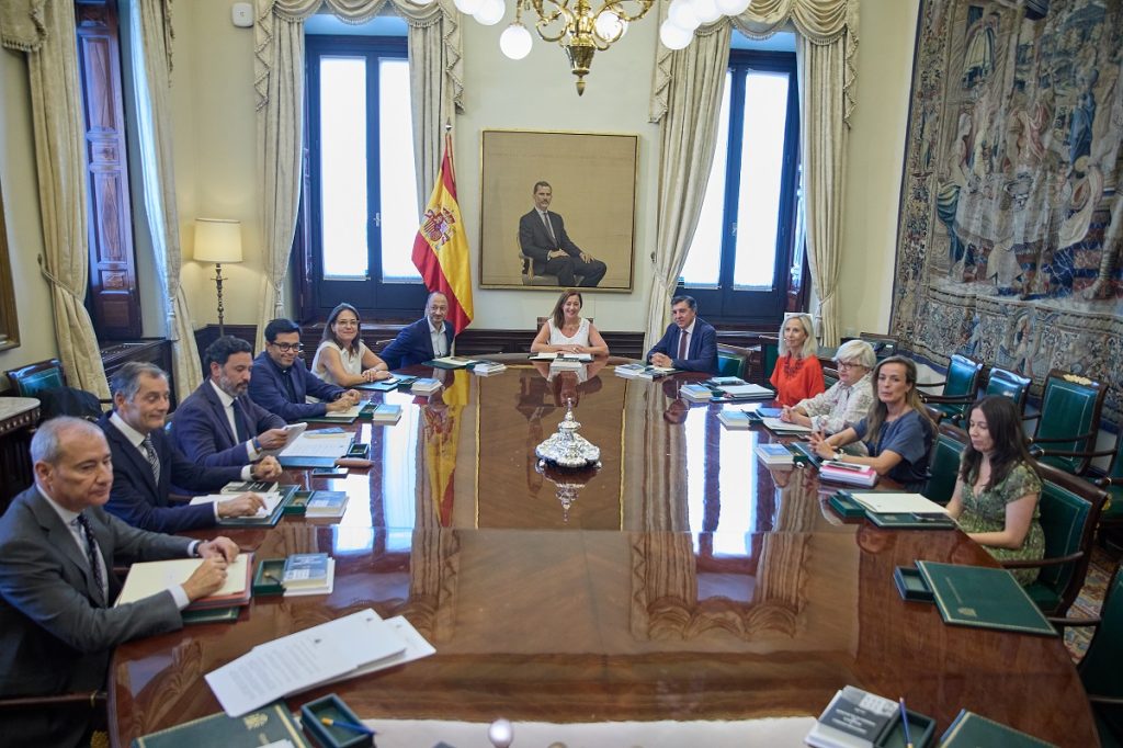 La presidenta del Congreso, Francina Armengol, preside la primera reunión de la Mesa del Congreso de los Diputados de la XV Legislatura, en el Salón de Ministros, a 18 de agosto de 2023, en Madrid (España). La nueva presidenta del Congreso de los Diputados, Francina Armengol, reúne por primera vez a la mesa tras su conformación ayer en la Sesión Constitutiva de la XV Legislatura. Antes, Armengol ha visitado al Rey de España, Felipe VI, en el Palacio de la Zarzuela para comunicarle personalmente la constitución de la mesa. La Mesa del Congreso debe adoptar hoy algunas decisiones. La principal es la apertura del plazo para el registro de grupos parlamentarios, de manera que los 350 diputados elegidos en las elecciones generales del pasado 23-J se organicen y distribuyan en función de los partidos políticos con los que concurrieron a los comicios.