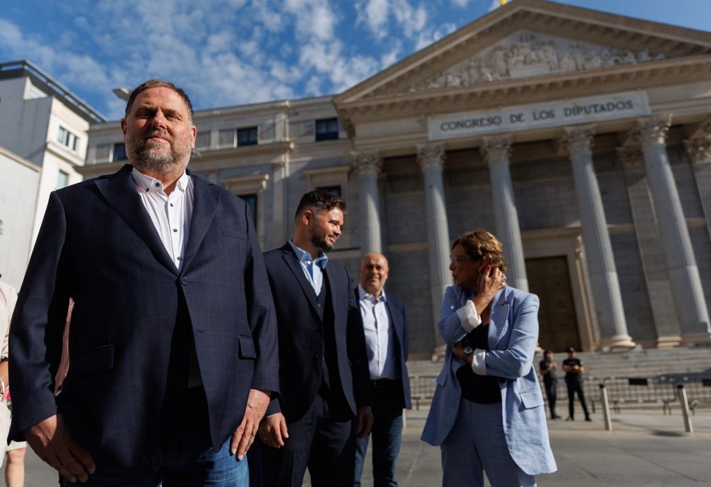 Junqueras, con diputados de ERC a las puertas del Congreso 
