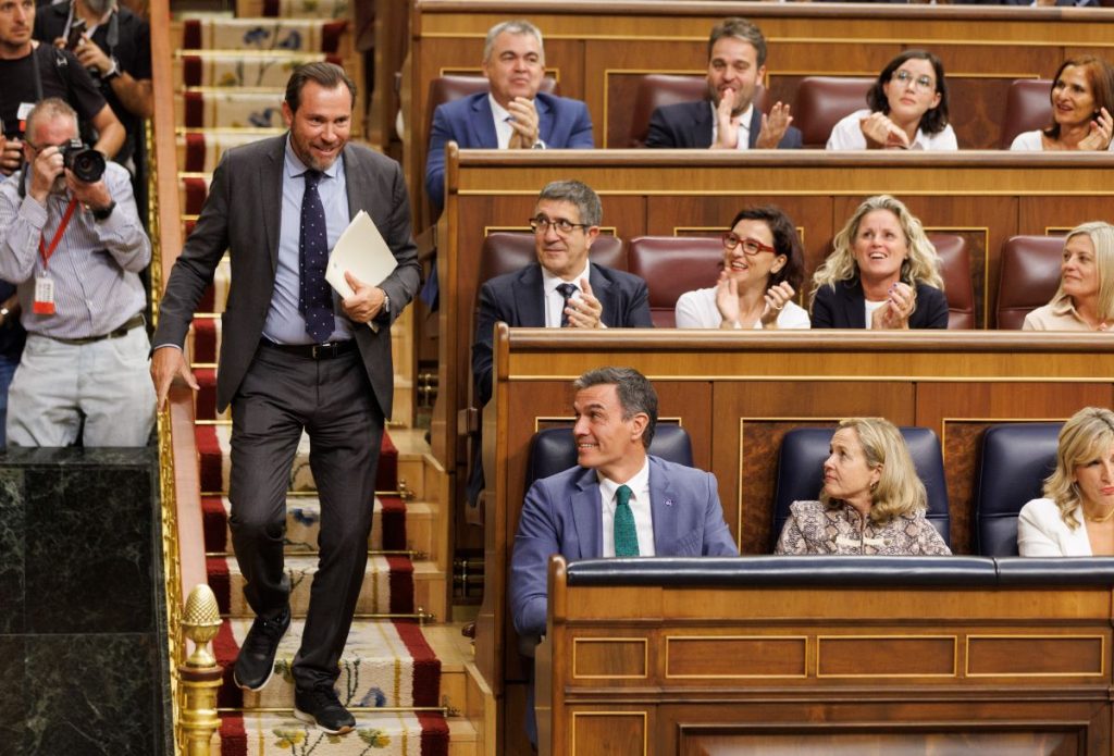 Sánchez mira como baja Óscar Puente a la tribuna de oradores para dar la réplica a Feijoo