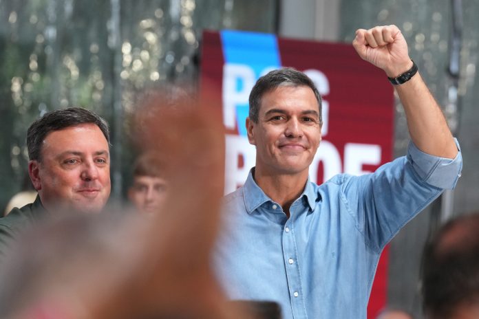 Pedro Sánchez se muestra victorioso ante la fiesta de la rosa