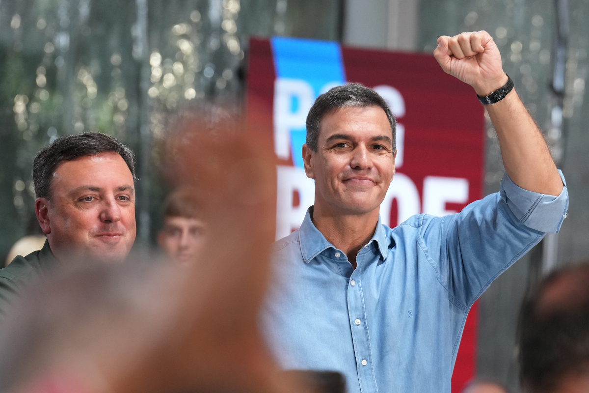 Pedro Sánchez se muestra victorioso ante la fiesta de la rosa