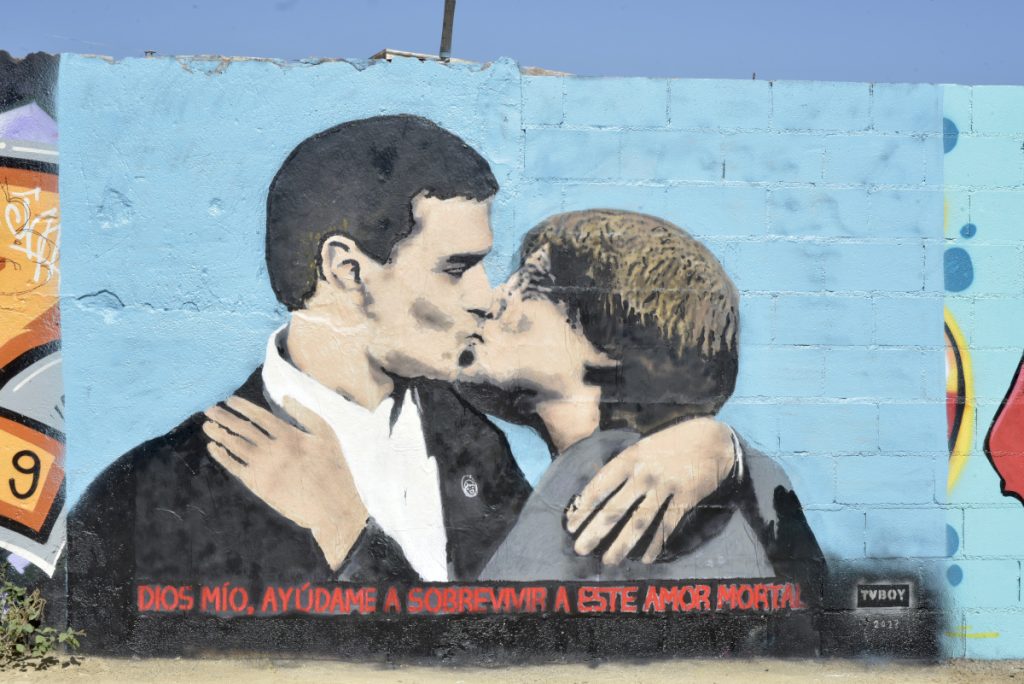 Vista del la pintura del presidente español y candidato del PSOE a la reelección Pedro Sánchez y al expresidente de la Generalitat y eurodiputado de Junts, Carles Puigdemont, dándose un beso en el mural del artista urbano TVBoy, en la plaza de las Glòries, a 8 de septiembre de 2023, en Barcelona, Catalunya (España). El artista urbano TVboy ha pintado el beso entre el presidente del Gobierno, Pedro Sánchez, y el expresidente de la Generalitat Carles Puigdemont en el parque de Glòries de Barcelona. El artista ya pintó un mural de Leo Messi con la copa del mundo en la avenida Diagonal de la capital catalana, y anteriormente al fundador de Proactiva Open Arms, Oscar Camps.