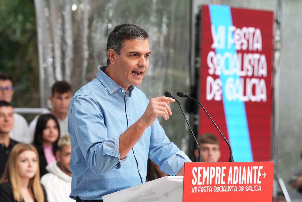 Pedro Sánchez se muestra victorioso ante la fiesta de la rosa