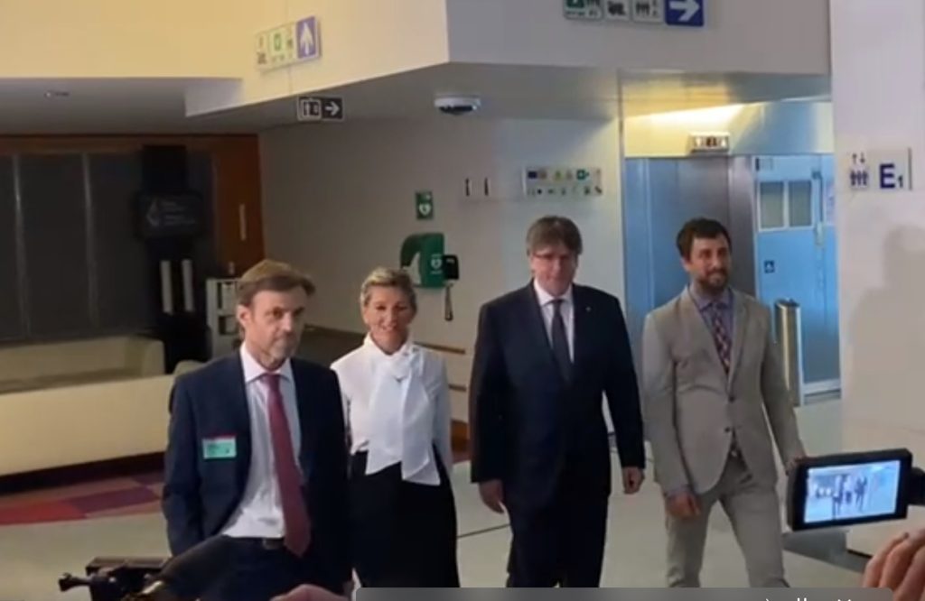 El PSOE de Pedro Sánchez hace realidad los malos augurios de Rubalcaba 1 Moncloa Yolanda Díaz y Carles Puigdemont, flanqueados por Toni Comín y Jaume Asens en Bruselas