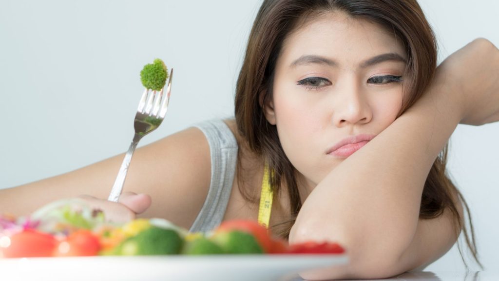 Los peligros de los patrones alimentarios extremos 4 Moncloa Los patrones alimentarios extremos y las dietas restrictivas son muy peligrosos. Pueden conducir a la desnutrición, deficiencias nutricionales y trastornos alimentarios.