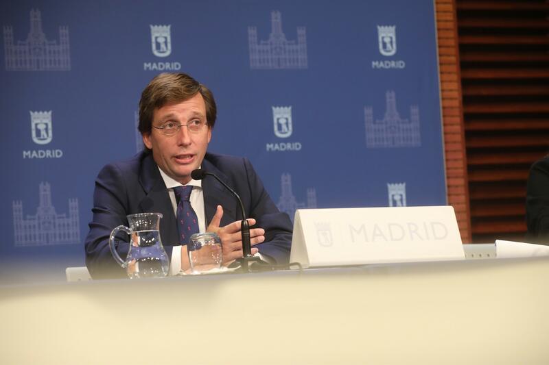 Almeida defiende su gestión del parking del Bernabéu