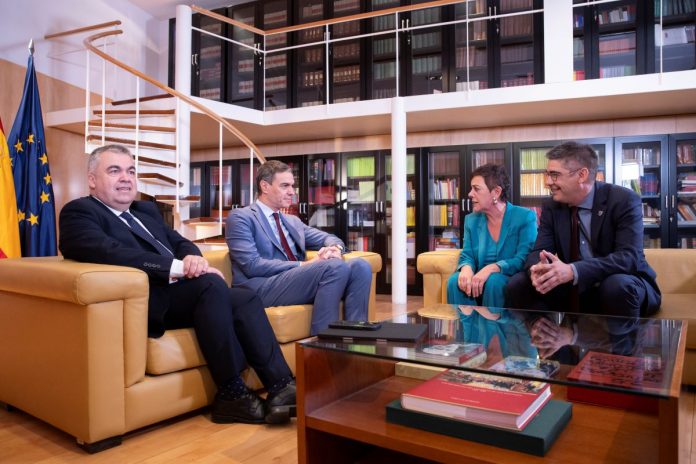 Pedro Sánchez y Santos Cerdán legitima a Bildu junto a Mertxe Aizpurua y Gorka Elejabarrieta