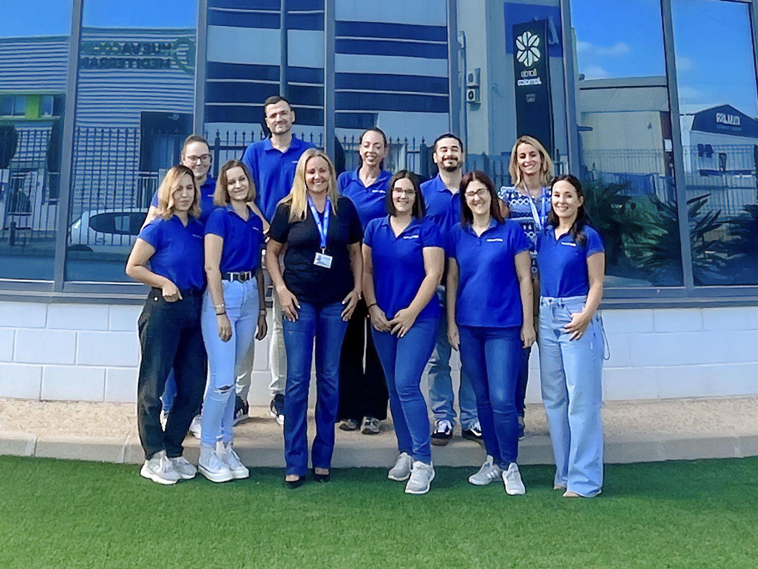 Algunos comerciales de Avanza Fibra junto con Ana Martn en una visita a sus oficinas centrales Moncloa