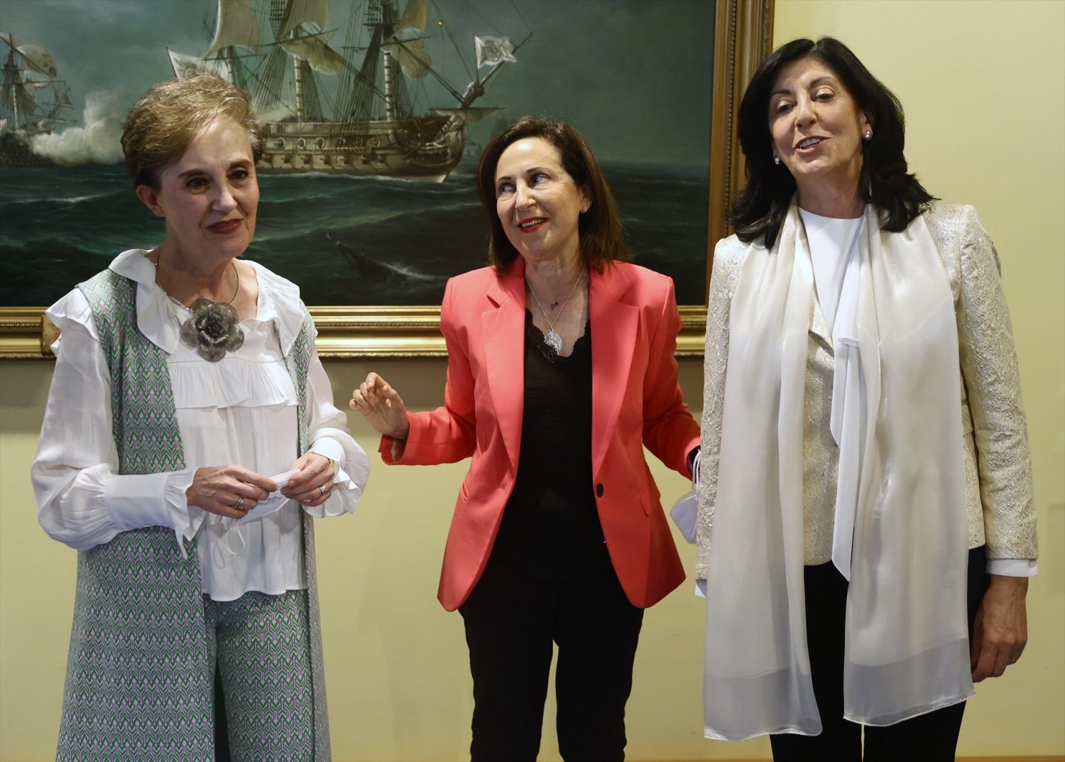 La ex directora del Centro Nacional de Inteligencia (CNI), Paz Esteban; la ministra de Defensa, Margarita Robles y la nueva directora del CNI, Esperanza Casteleiro