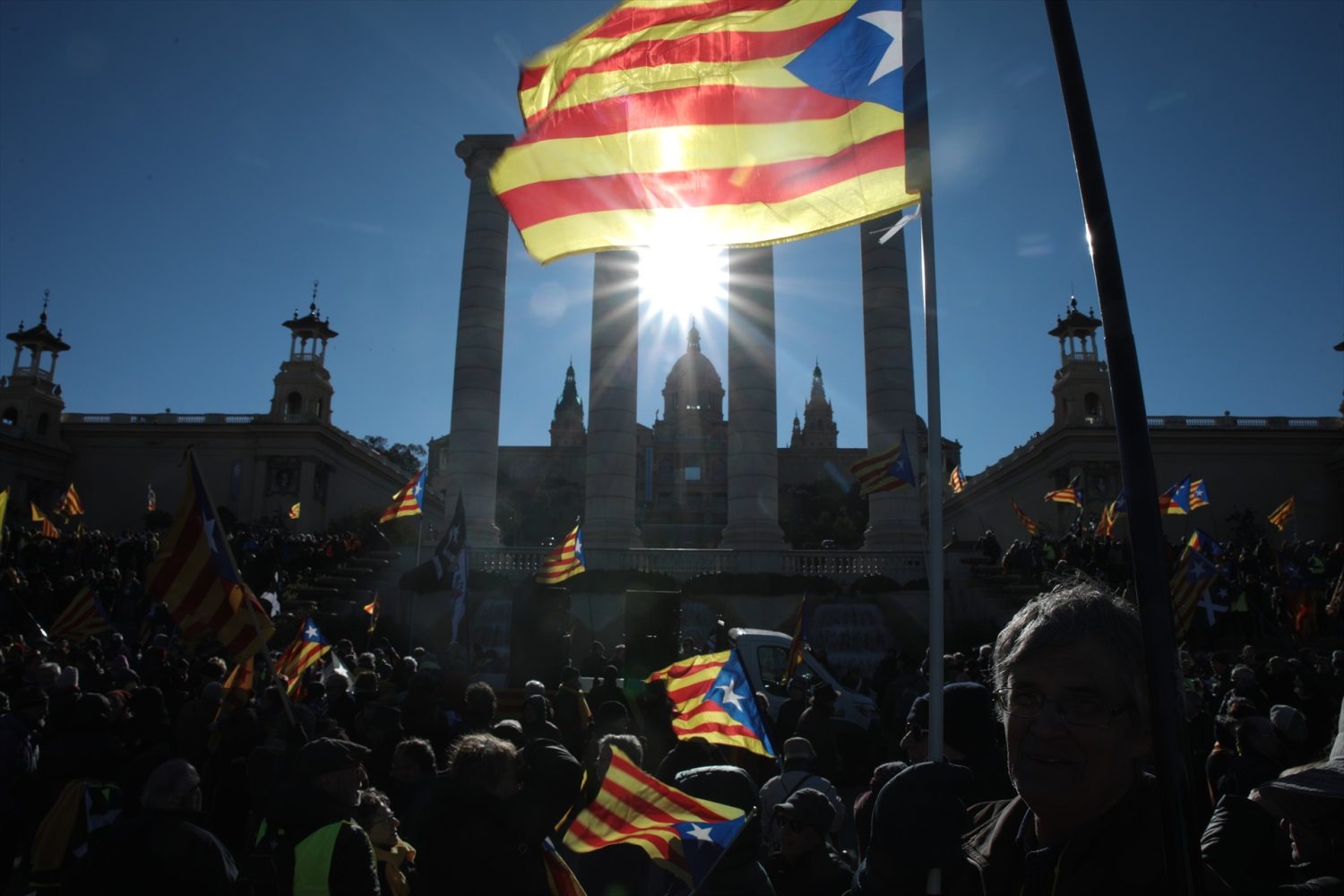 Varias personas con banderas de la estelada participan en la manifestación ‘Aquí no s'ha acabat res' contra la Cumbre Hispano-Francesa, a 19 de enero de 2023, en Barcelona, Catalunya (España)