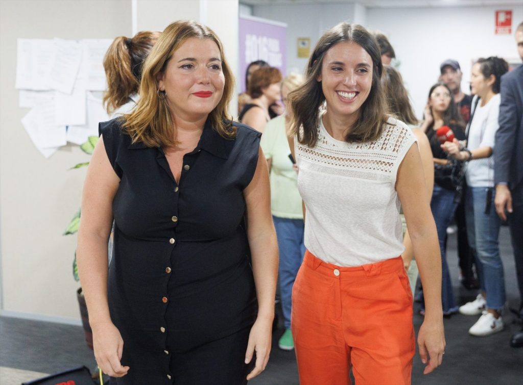 La secretaria de Estado de Igualdad y contra la Violencia de Género, Ángela Rodríguez 'Pam' (i) y la ministra de Igualdad en funciones, Irene Montero (d)