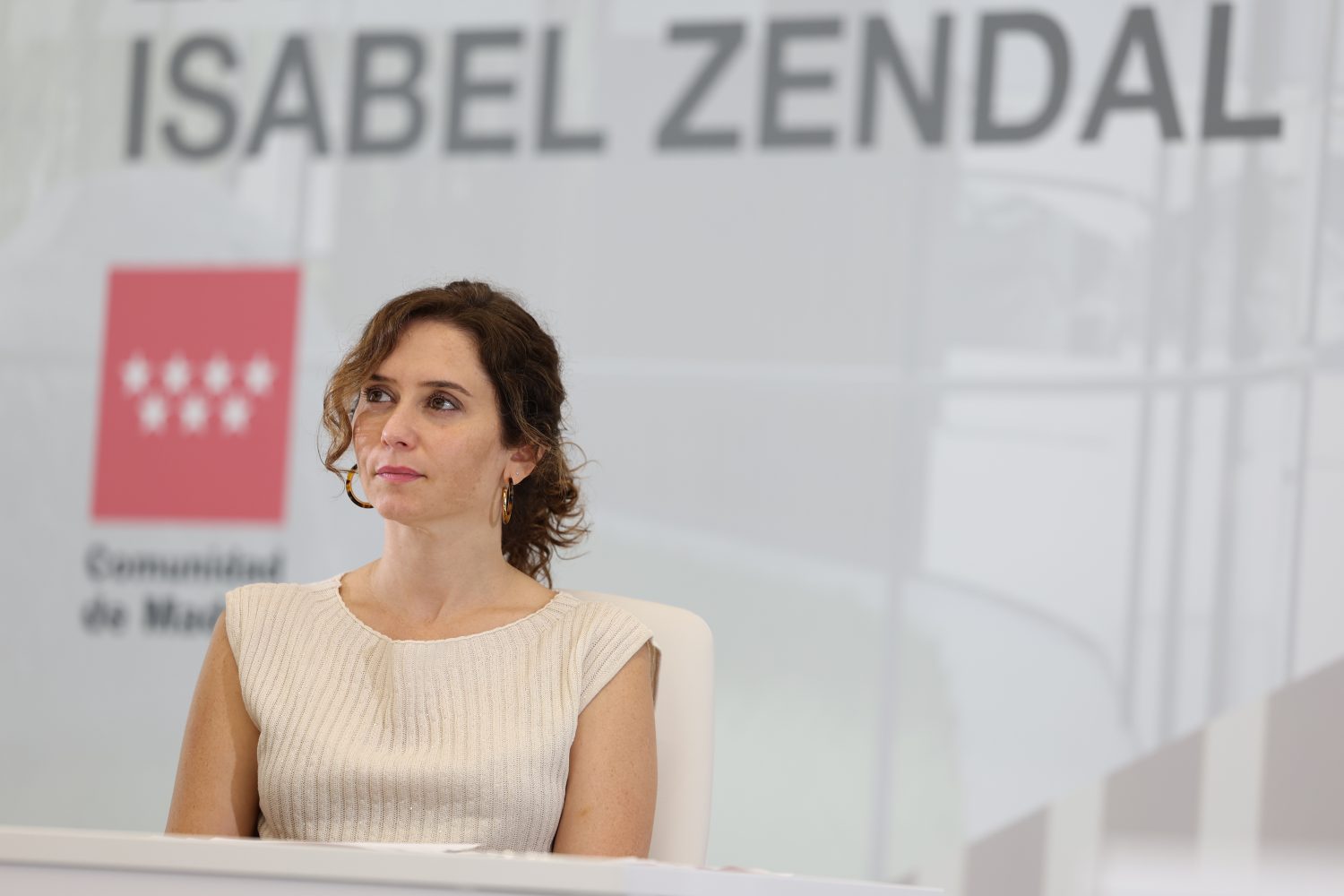Ayuso carga contra Pedro Sánchez que evita la foto con Puigdemont pero sale con Bildu