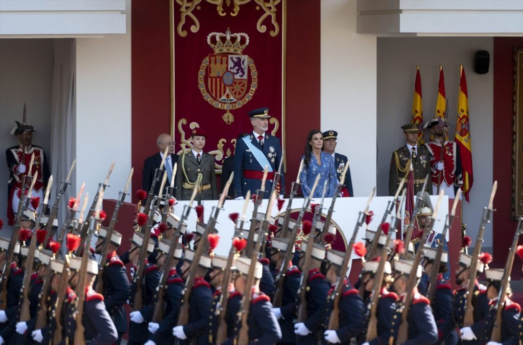 Sánchez, recibido y despedido con gritos de « que te vote chapote» y «a prisión Puigdemont» en el 12-O 3 Moncloa La princesa Leonor fue objeto de todas las miradas en su primer desfile vestida de militar