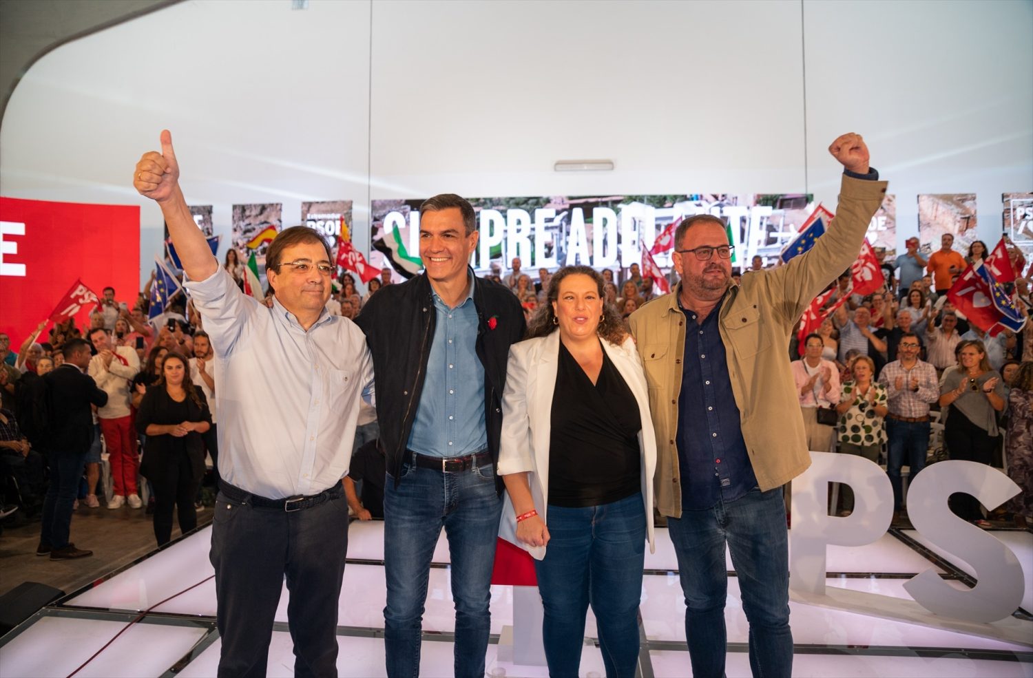 El secretario general del PSOE de Extremadura, Guillermo Fernández Vara, el secretario general del PSOE y presidente del Gobierno en funciones, Pedro Sánchez, la vicesecretaria general del PSOE de Extremadura y primera teniente de alcalde de Mérida, Carmen Yáñez, y el alcalde de Mérida, Antonio Rodríguez Osuna, participan en un acto público del partido, en la Institución Ferial de Mérida,