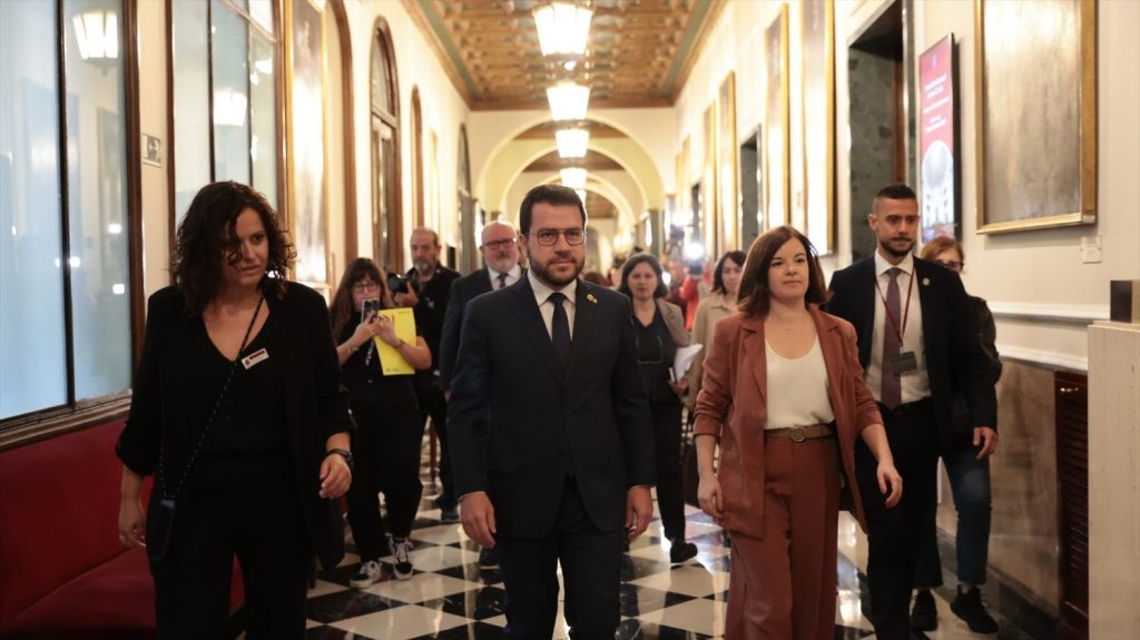 Aragonés llegó al Senado, habló durante 10 minutos y se marchó