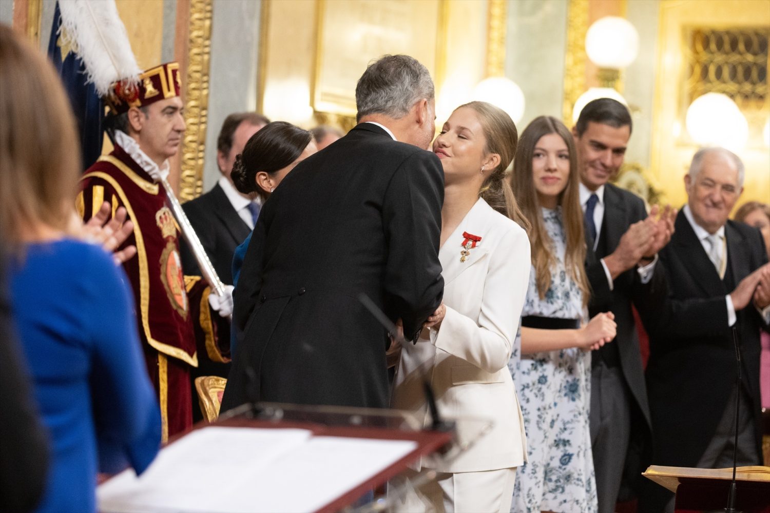 El princesa Leonor es felicitada por Felipe VI tras jurar la Constitución