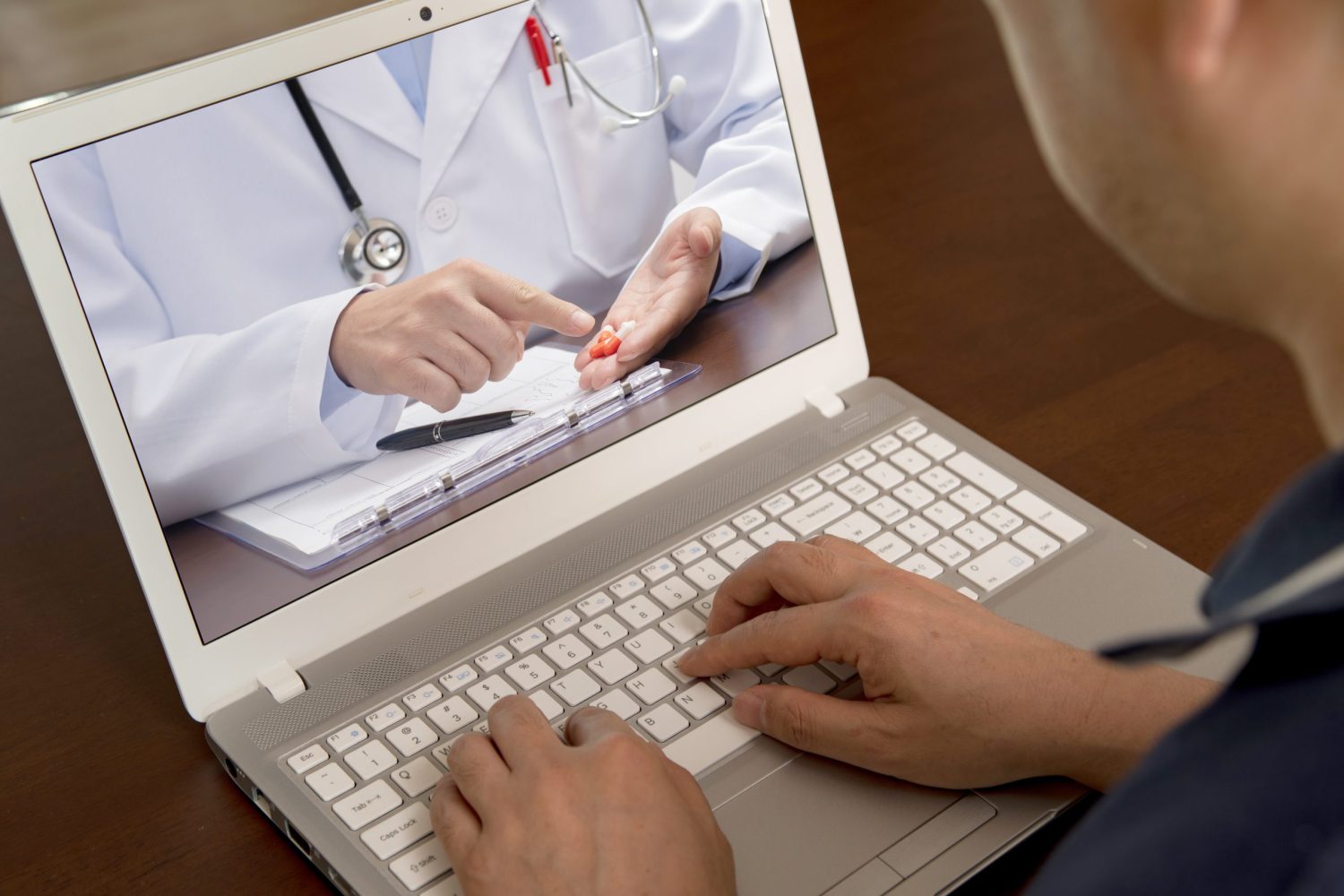 Telemedicina: 8 claves del auge de la cita médica en línea 1 Moncloa ¿Qué es la telemedicina?