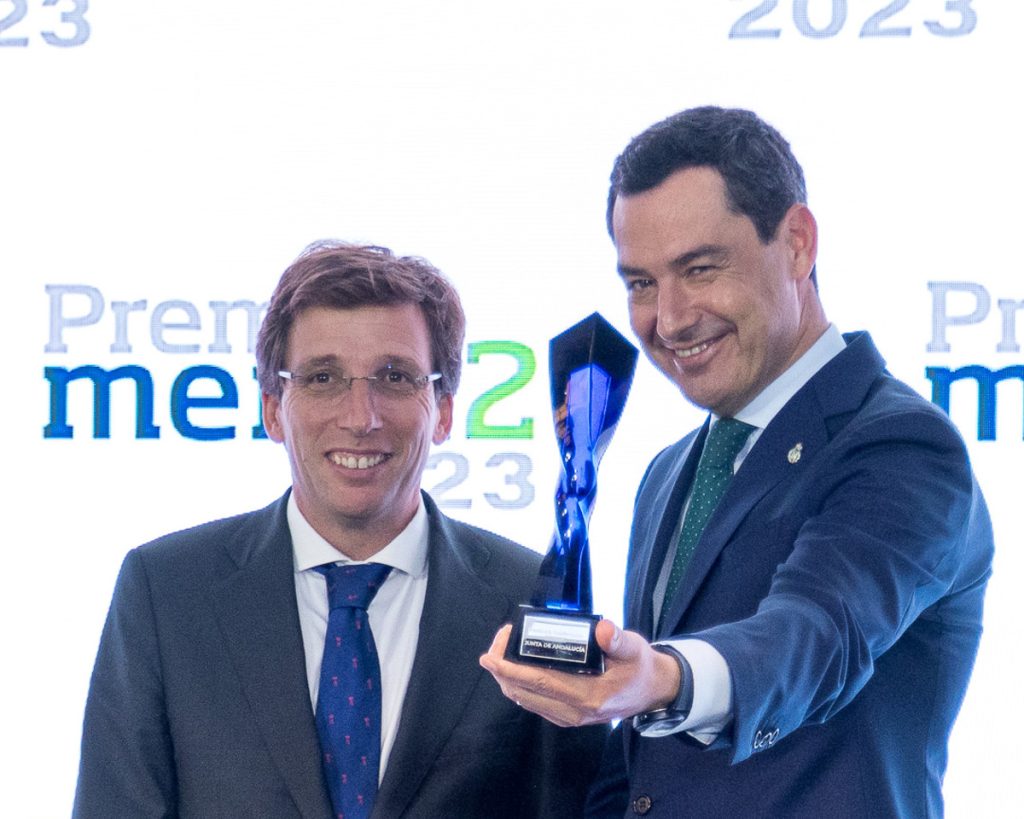 José Luis Martínez-Almeida, alcalde de Madrid, entrega a Juan Manuel Moreno Bonilla, presidente de Andalucía, el premio MERCA2
