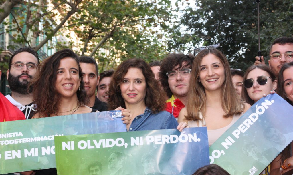 Isabel Díaz Ayuso, con los jóvenes constitucionalistas de S'Ha Acabat en Barcelona