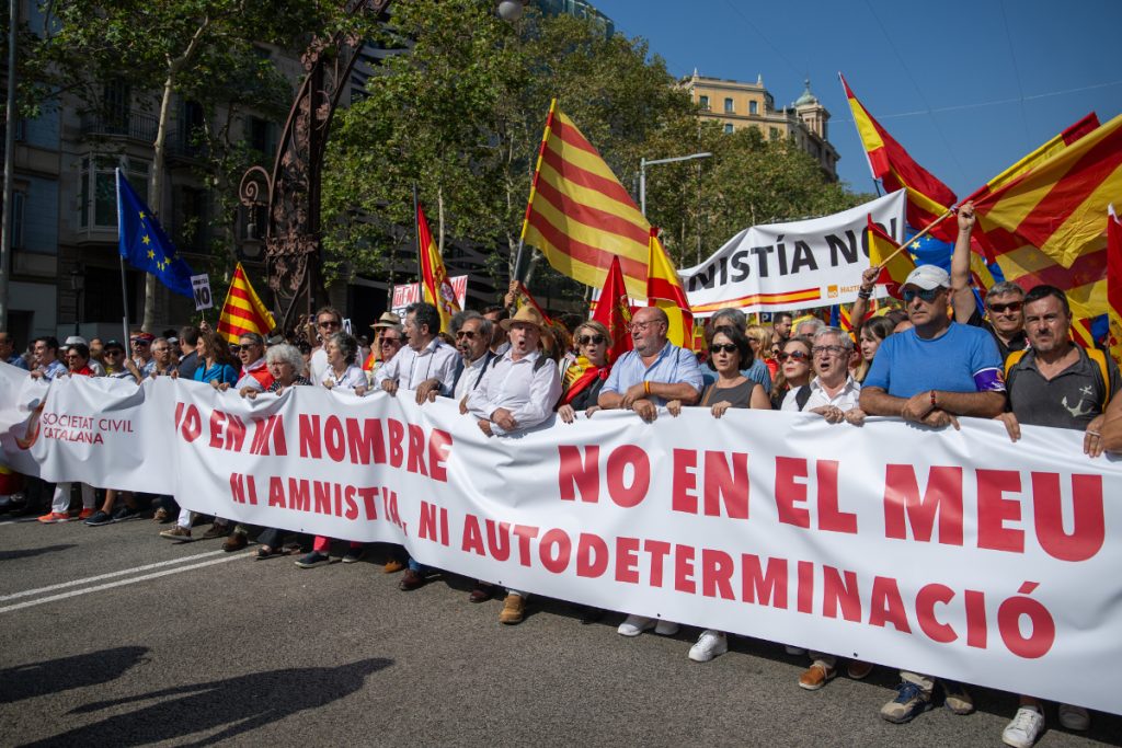 La cabecera de la manifestación de SCC contra la amnistía y el referéndum en Barcelona