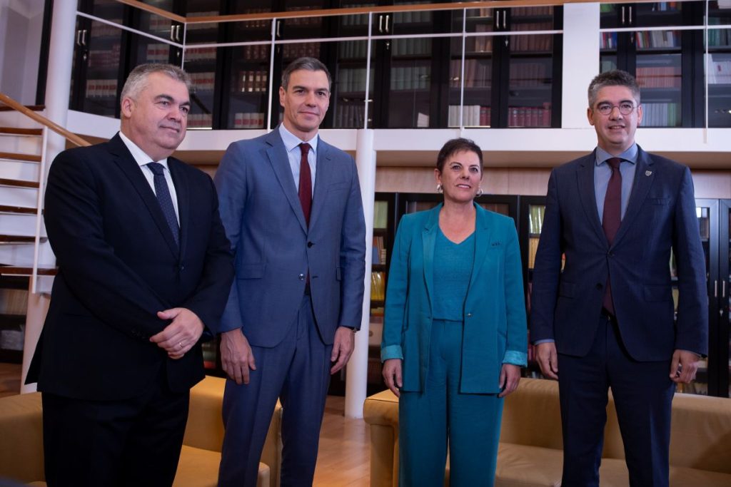 Fotografía oficial del encuentro entre Sánchez y los portavoces de EH Bildu, Mertxe Aizpurua y Gorka Elejabarrieta