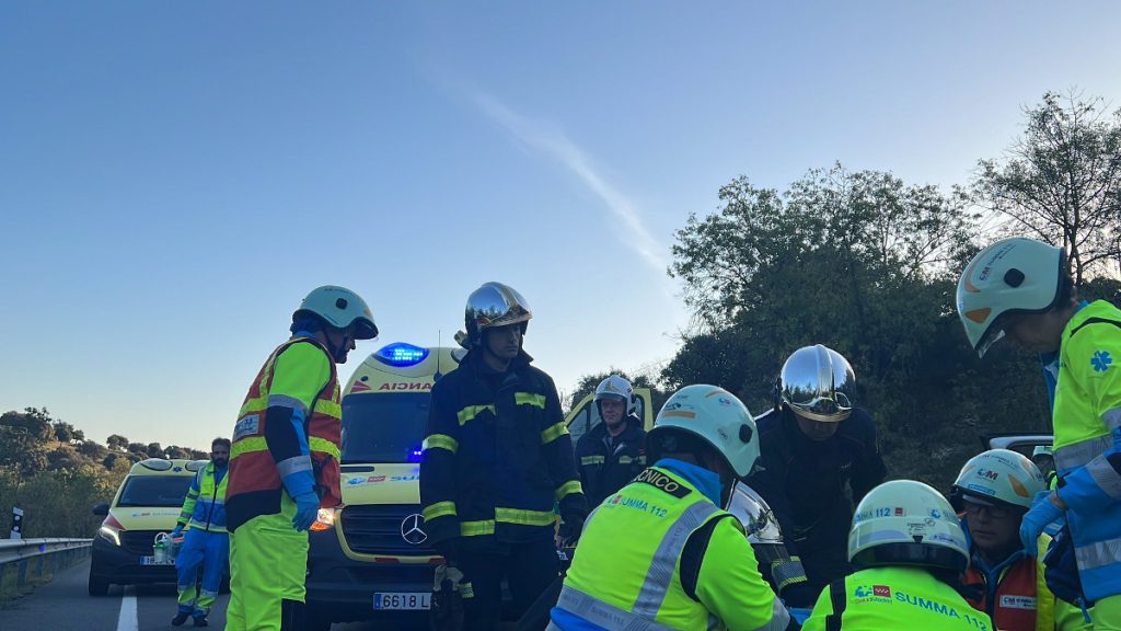 Momento en el que los servicios de emergencia atienden a los heridos en la colisión en la que ha fallecido Jorge García Díaz