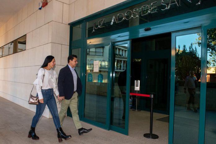 José Miguel Luengo en la entrada a los Juzgados de San Javier