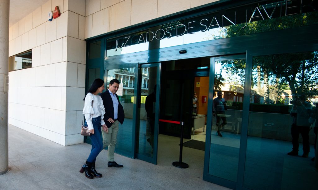 José Miguel Luengo en la entrada a los Juzgados de San Javier