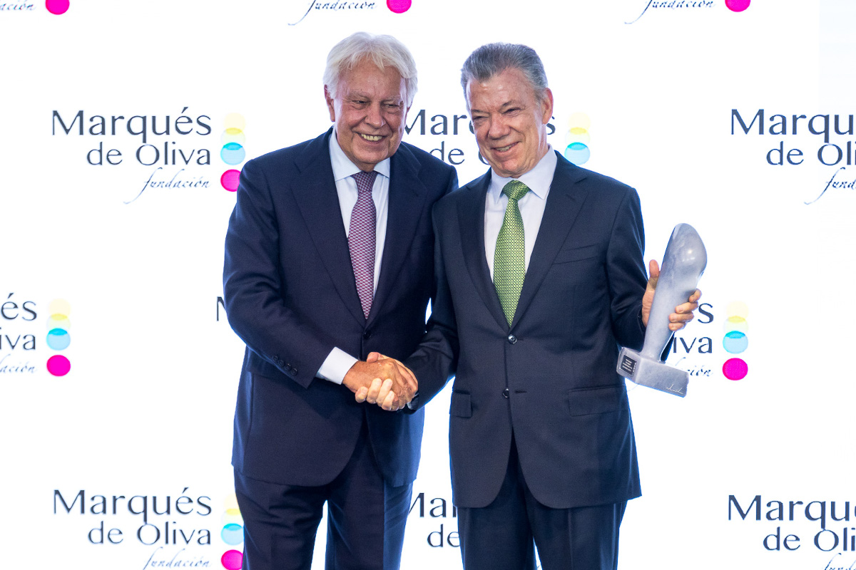 Juan Manuel Santos recibe el Premio de la Fundación Marqués de Oliva de manos de Felipe González