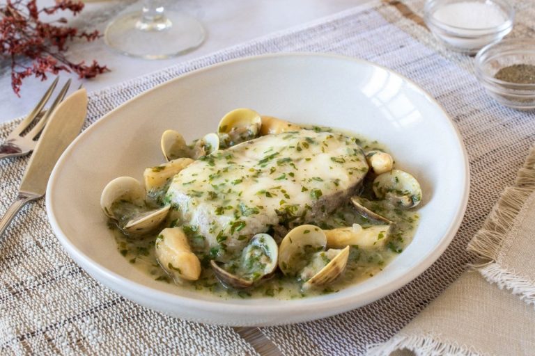 Merluza en salsa verde: una ‘joya’ de la gastronomía española. ¡Prepáralo fácilmente!