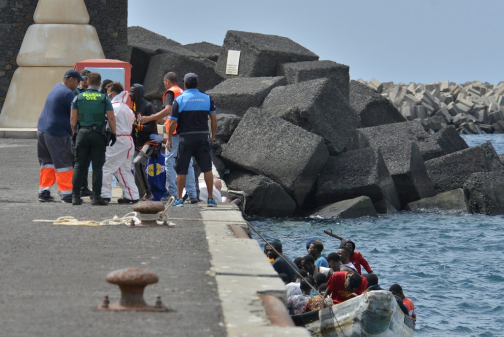 El muelle de la Restinga, en El Hierro, la isla a un paso de convertirse la Lampedusa española