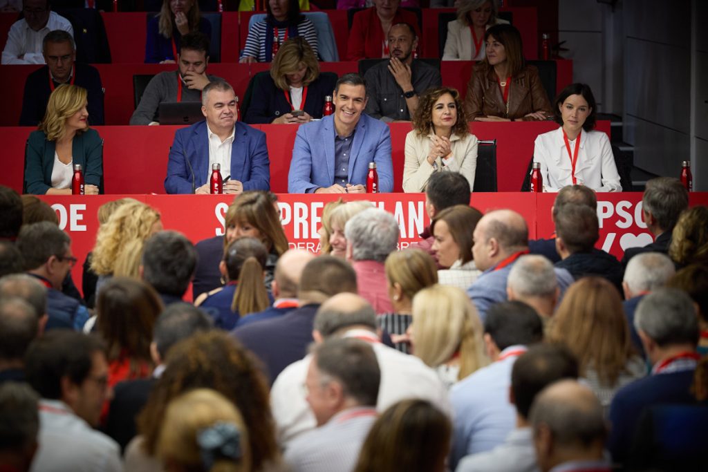 Pedro Sánchez, flanqueado por los inseparables María Jesús Montero y Santos Cerdán