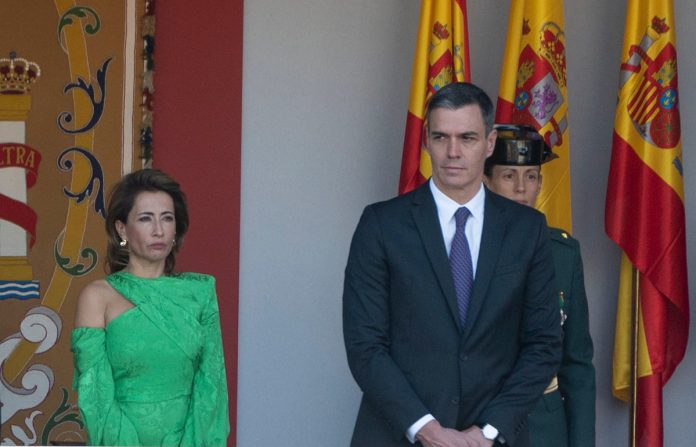 Pedro Sánchez y Raquel Sánchez, presidente del Gobierno y ministra de Transportes en funciones, durante el desfile del 12-O