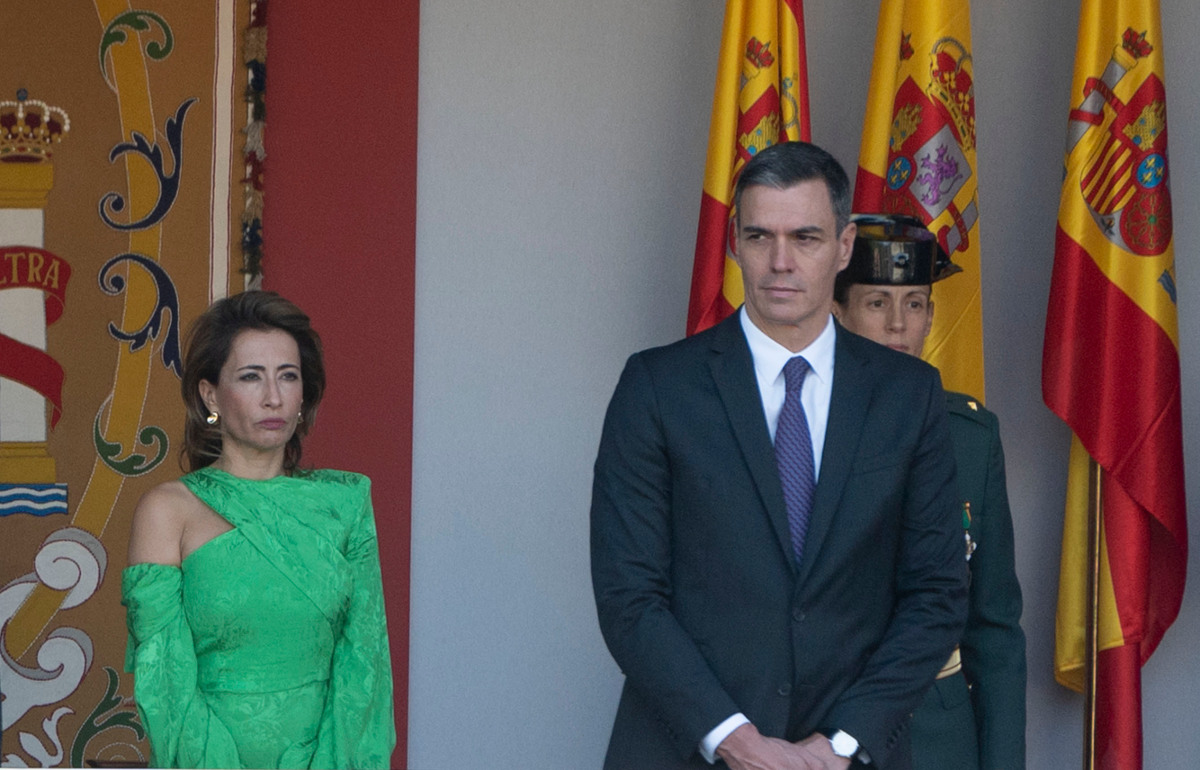 Pedro Sánchez y Raquel Sánchez, presidente del Gobierno y ministra de Transportes en funciones, durante el desfile del 12-O