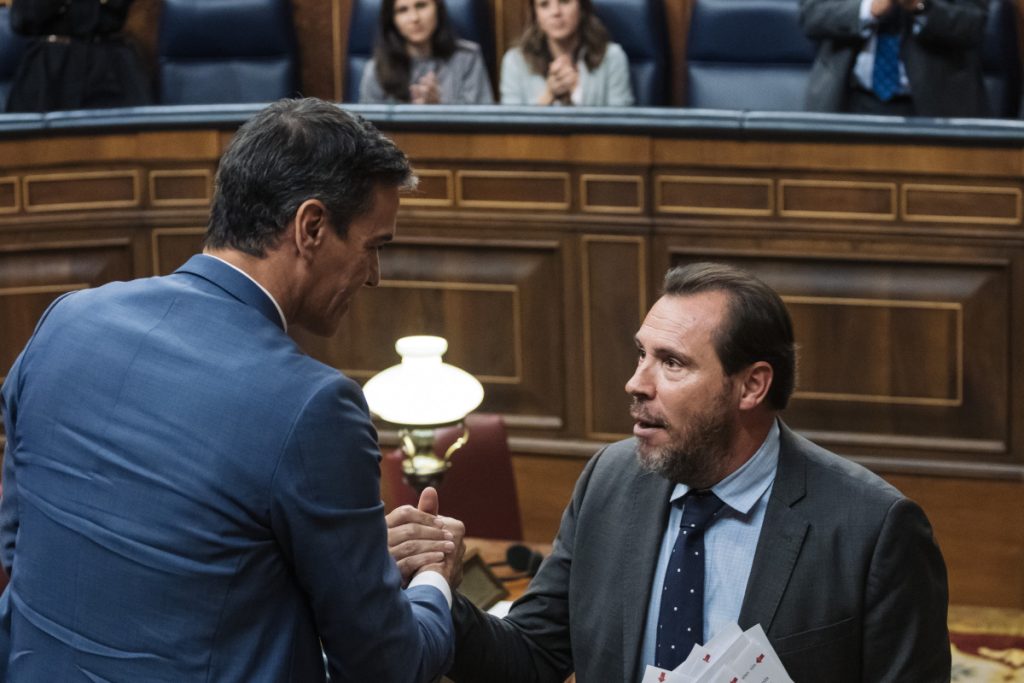 El apretón de manos entre Pedro Sánchez y Óscar Puente da fuerzas para liderar al PSOE