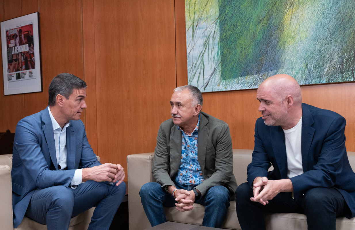 Pedro Sánchez junto a los líderes de UGT y CC OO para hablar sobre la amnistía