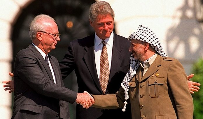 Isaac Rabin, Bill Clinton y Yaser Arafat, en la Casa Blanca / Wikipedia.Isaac Rabin, Bill Clinton y Yaser Arafat, en la Casa Blanca / Wikipedia.