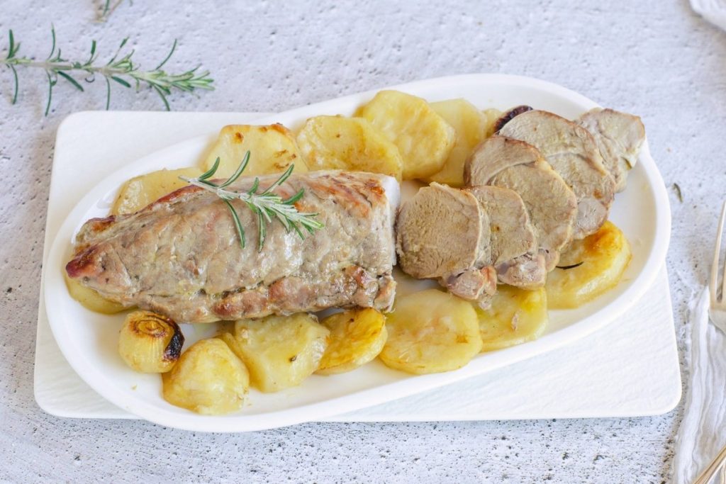 solomillo de cerdo al horno con patatas loncheado y servido Moncloa