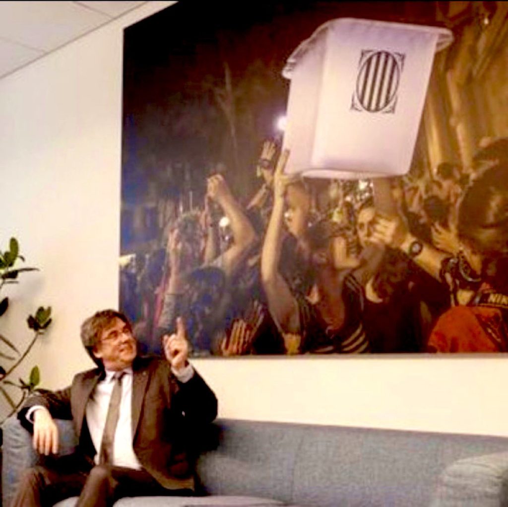 Carles Puigdemont posa con la polémica imagen de la urna del 1-O en el mismo despacho donde se ha reunido con Santos Cerdán