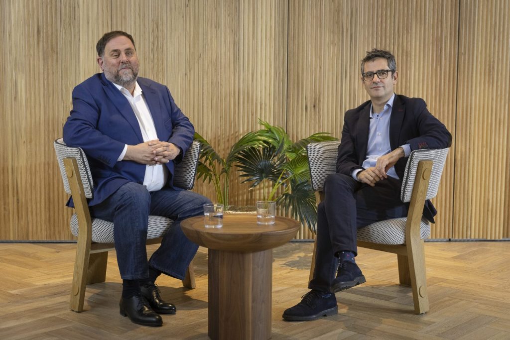 Junqueras y Bolaños posan tras sellar el acuerdo entre ERC y PSOE