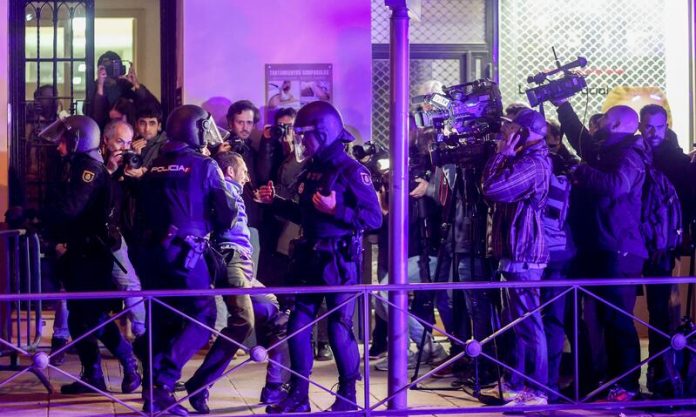La Policía reduce a un hombre durante una concentración en contra de la amnistía, frente a la sede del PSOE en la calle Ferraz, a 6 de noviembre de 2023, en Madrid