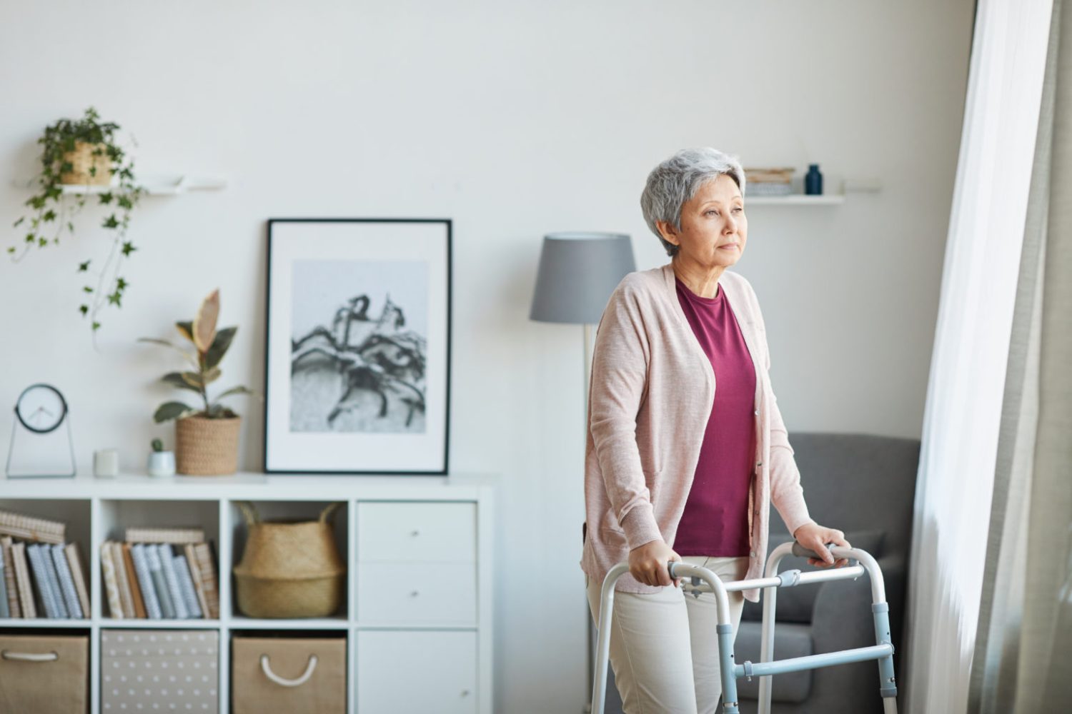 Los mejores ejercicios para fortalecer las piernas y mejorar el equilibrio en adultos mayores 3 Moncloa Caminando