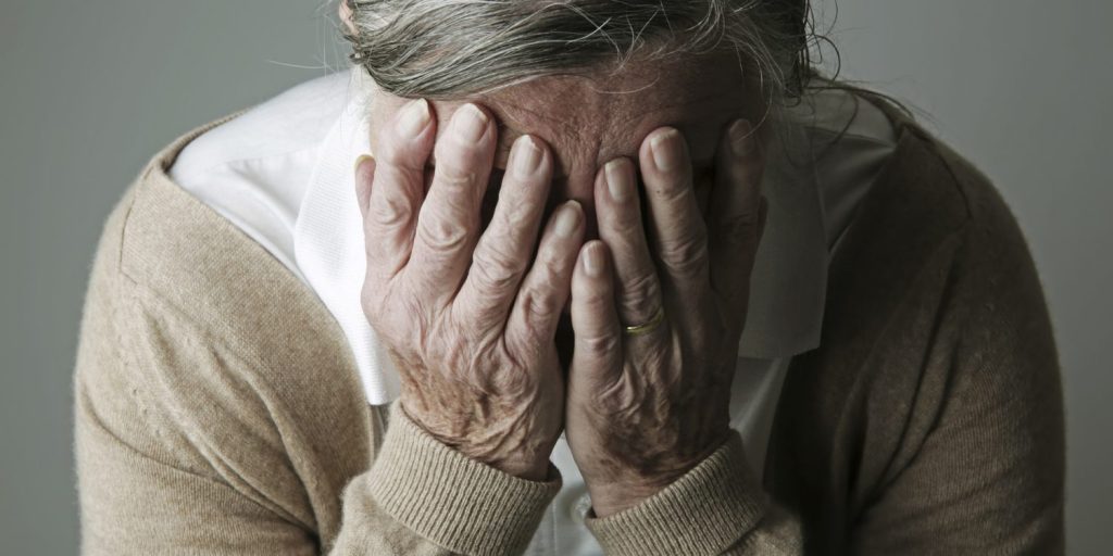 Pérdida de audición y visión: Cómo abordar las dificultades sensoriales en adultos mayores 1 Moncloa Adultos mayores depresion 1 Moncloa