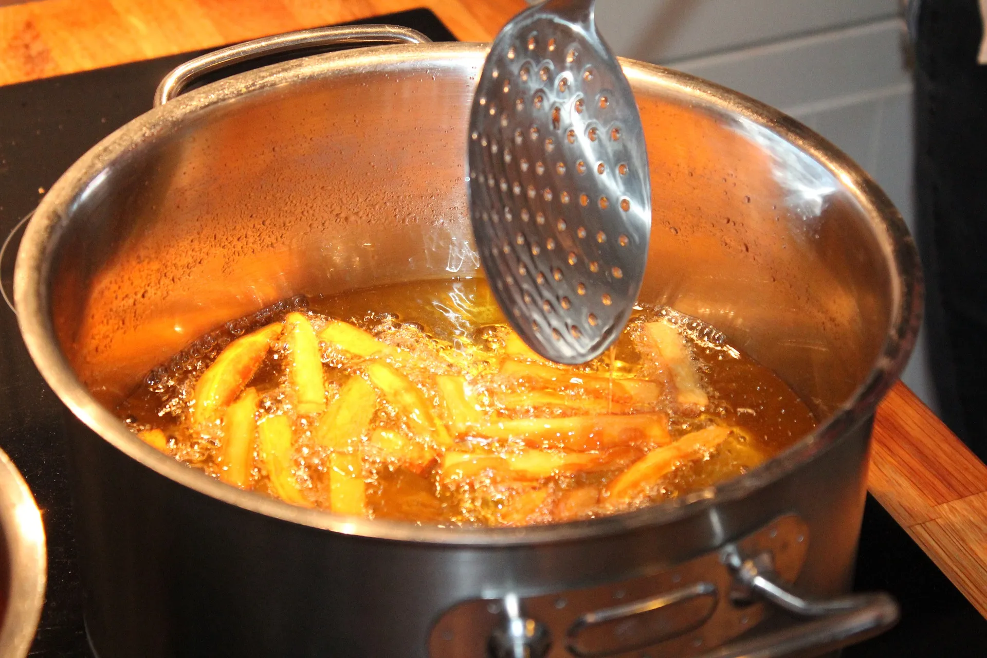 Ahorra mucho dinero en aceite al freír las patatas o empanadillas con estos sencillos consejos