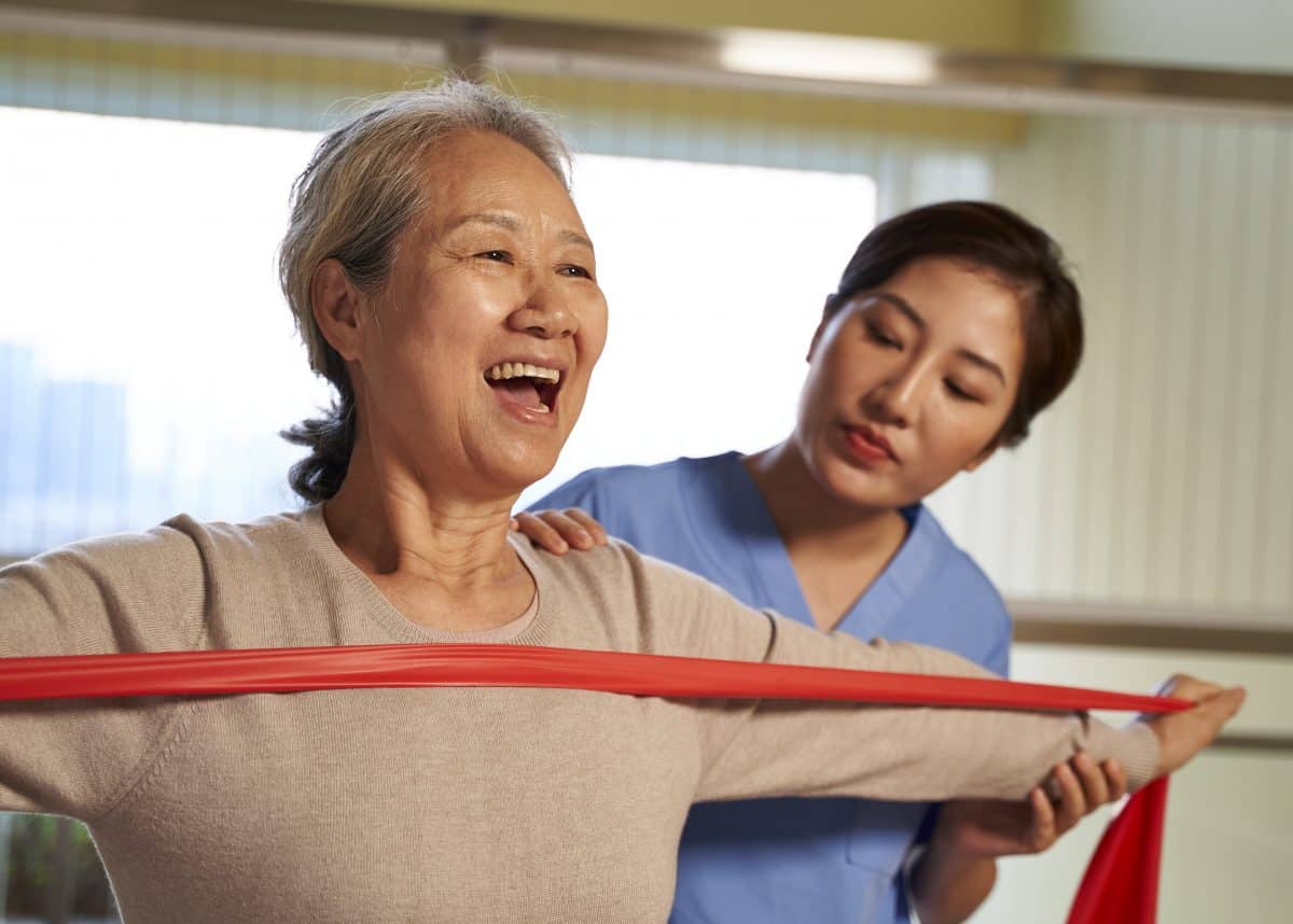 Los mejores ejercicios para fortalecer las piernas y mejorar el equilibrio en adultos mayores 4 Moncloa Yoga para mejorar el equilibrio