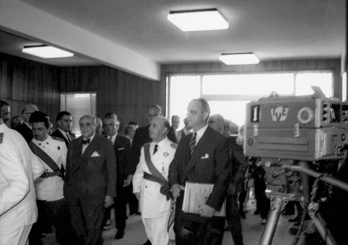 El dictador Francisco Franco, acompañado por el Ministro de Información y Turismo, Manuel Fraga, inaugura los nuevos estudios de Televisión Española (TVE) en Prado del Rey.
