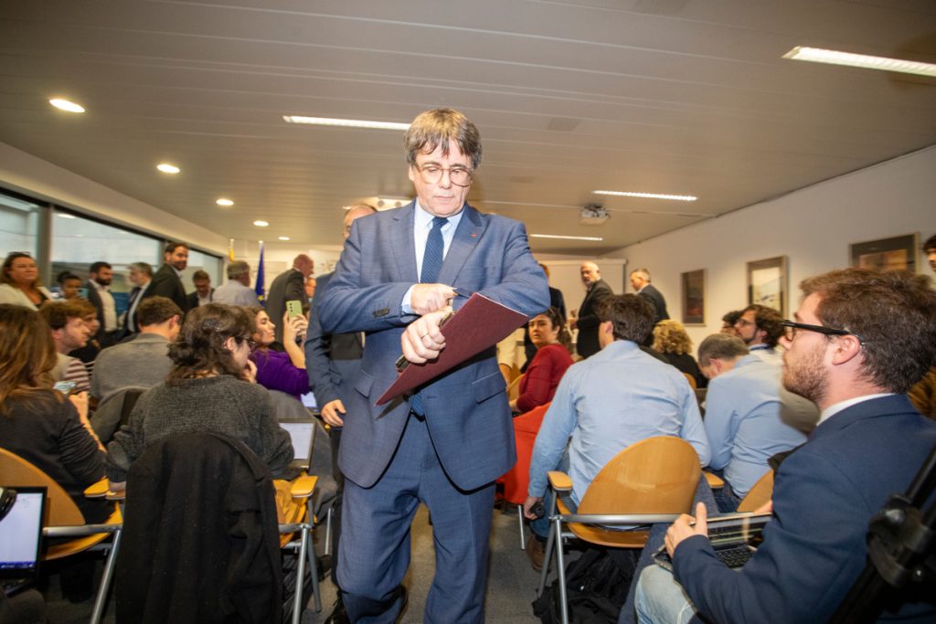 Carles Puigdemont mira la hora para realizar el referéndum de independencia tras su acuerdo con el PSOE