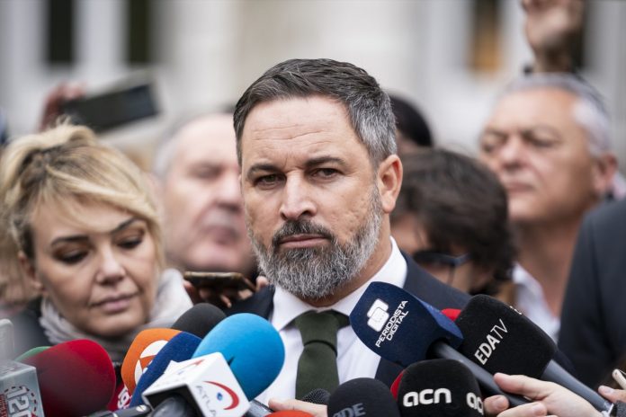El líder de Vox, Santiago Abascal, atiende a medios a su llegada al Tribunal Supremo para presentar una querella junto a sus diputados, a 14 de noviembre de 2023, en Madrid (España).