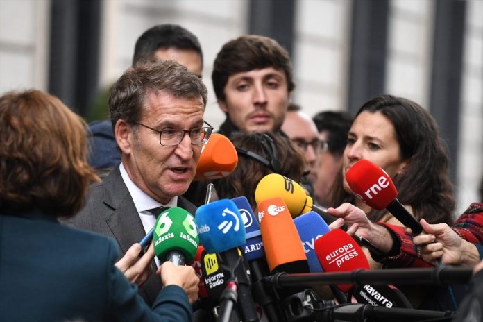 El presidente del PP, Alberto Núñez Feijóo, ofrece declaraciones a los medios a su salida de la segunda sesión del debate de investidura de Pedro Sánchez como presidente de Gobierno, en el Congreso de los Diputados, a 16 de noviembre de 2023, en Madrid (España).